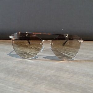 Chic Gold Trim Sunglasses with Gold Accents